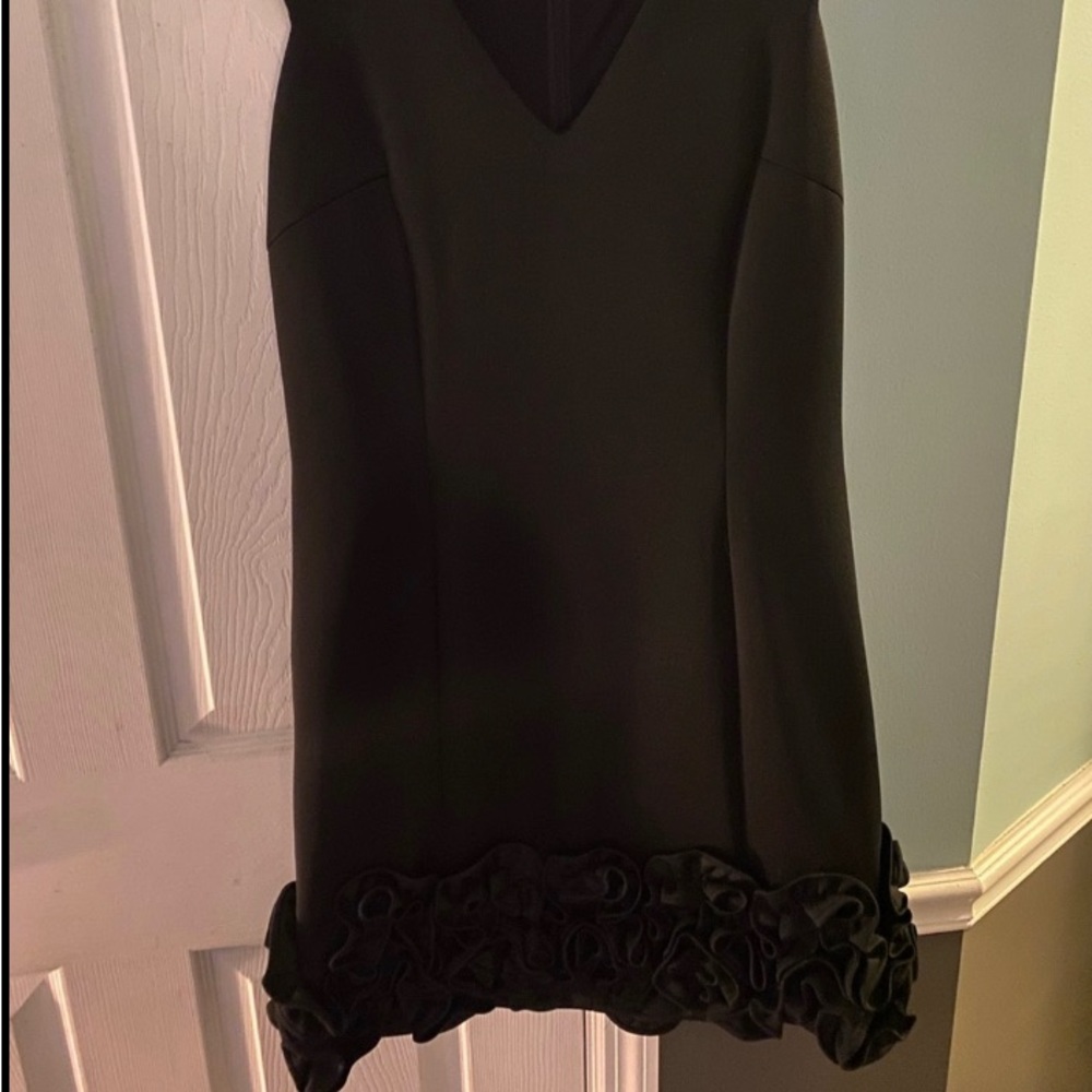 Classy form fitting V-neck black dress Donna Ricco